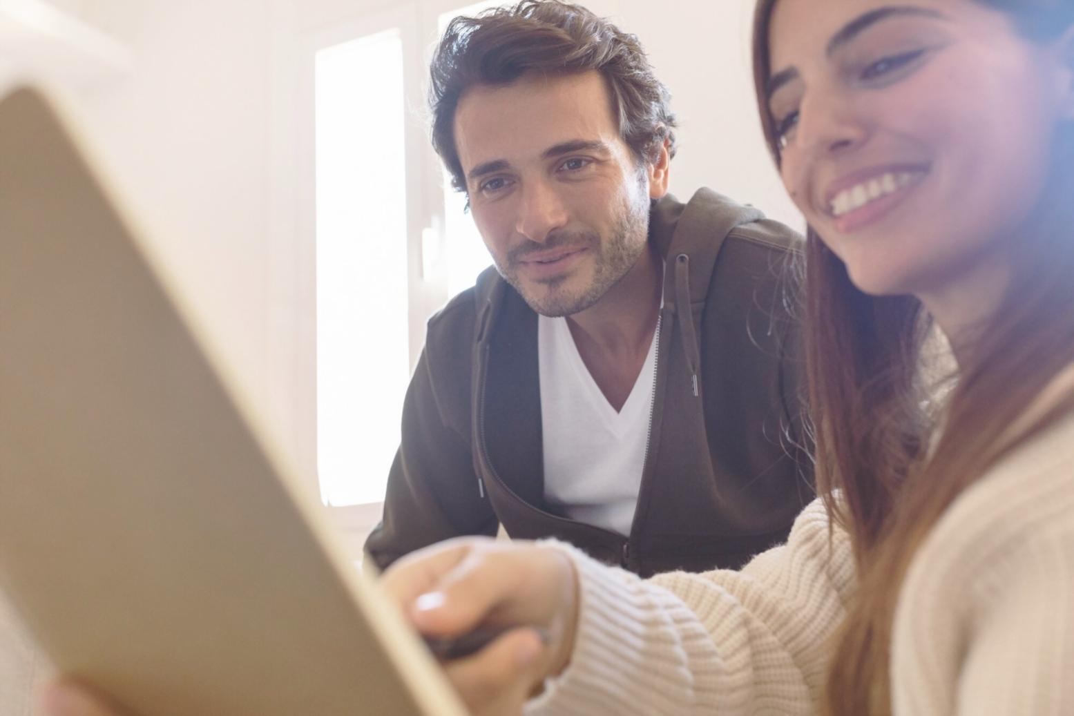 Entrepreneur analysant les résultats financiers de son entreprise