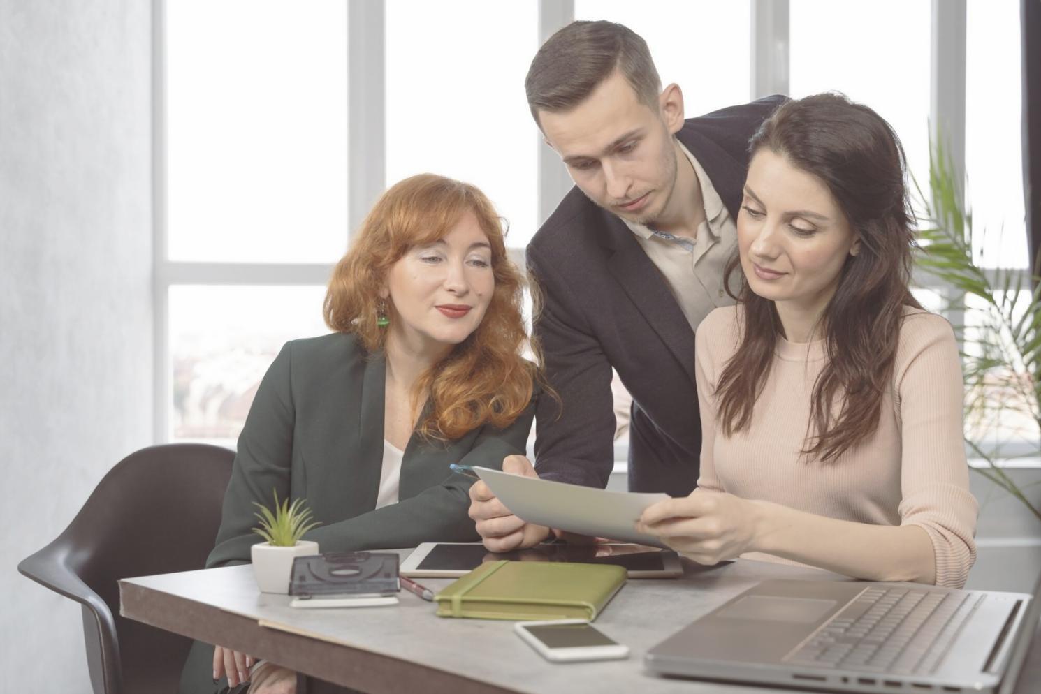 Entrepreneur travaillant sur la stratégie financière de son entreprise